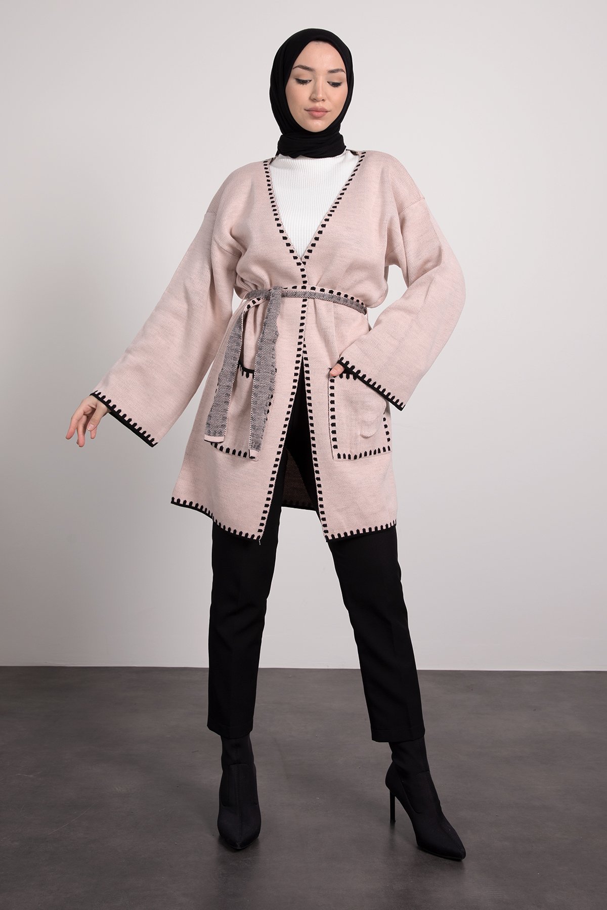 Minimalist Döşemeli Desenli Tesettür Triko Kimono Krem