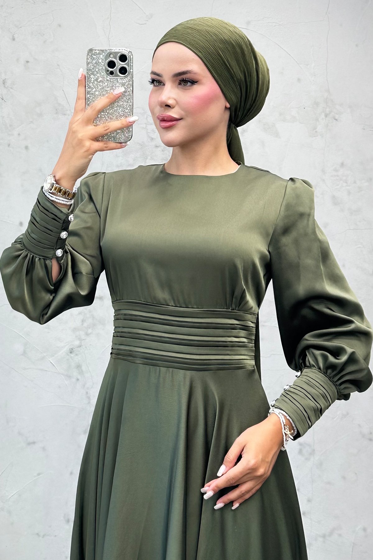 Beli ve Manşeti Mini Plise Dikişli Saten Abiye Haki