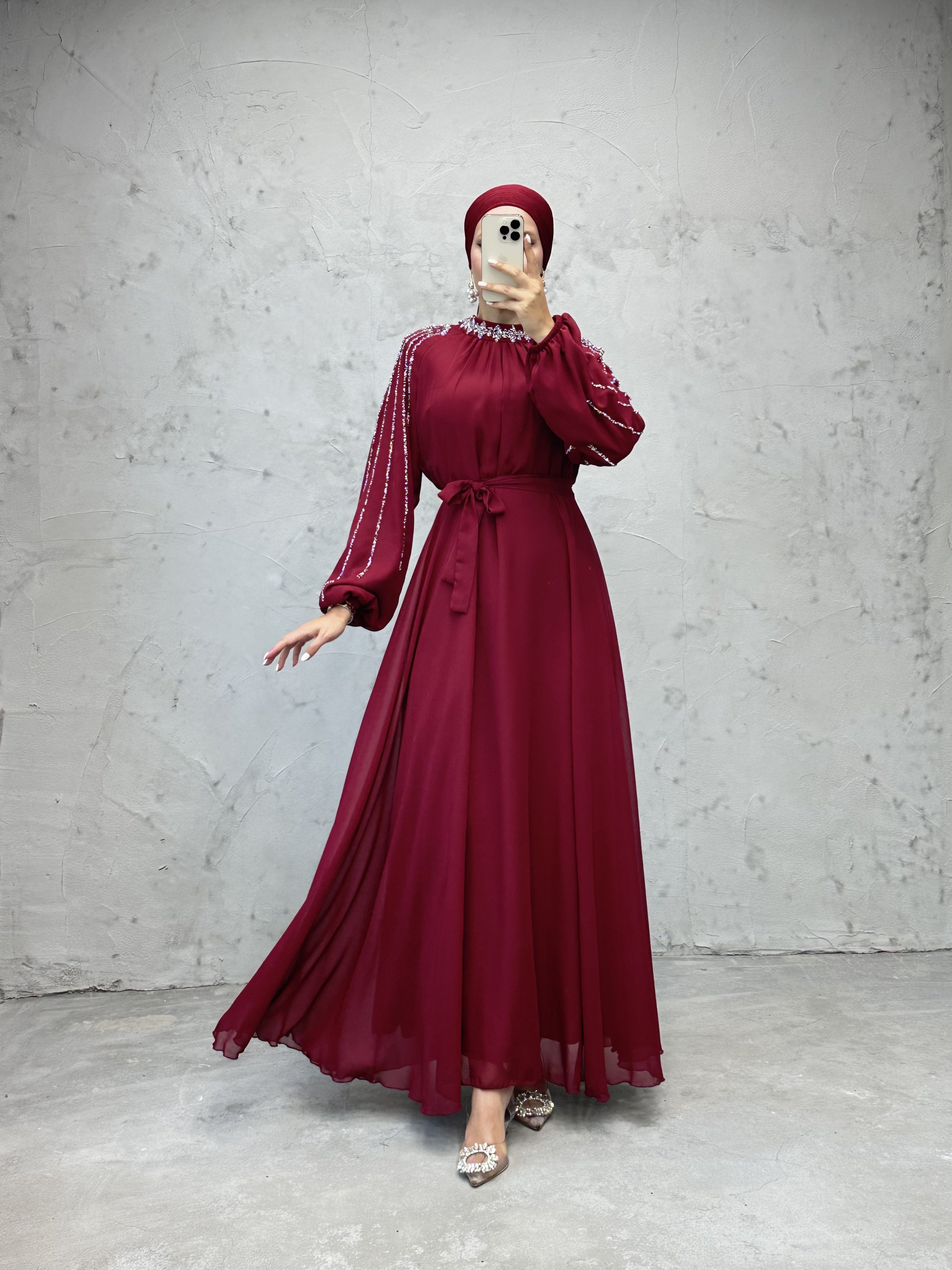 Boyun ve Kolları İşlemeli Şifon Kuşaklı Abiye Bordo