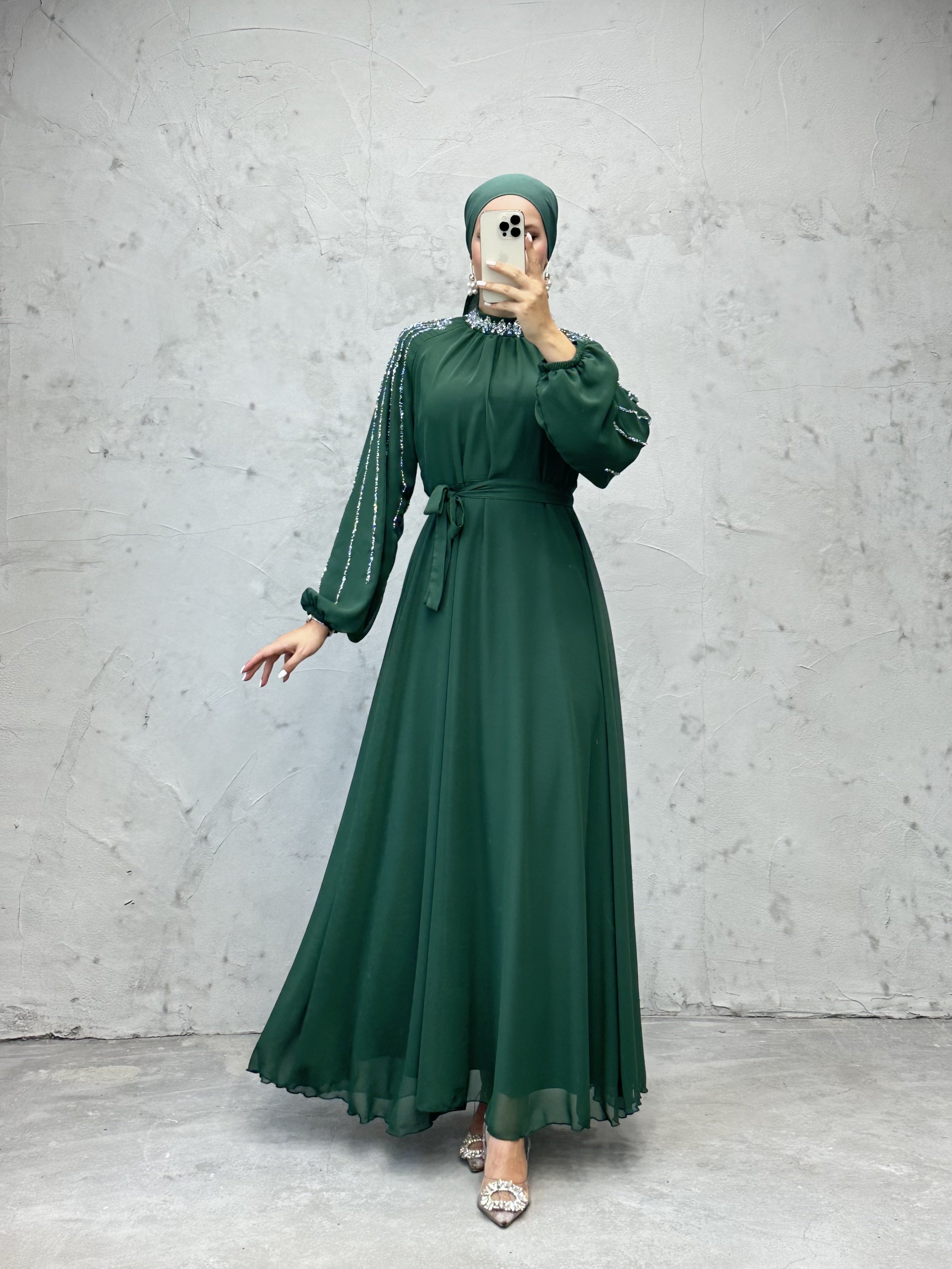 Boyun ve Kolları İşlemeli Şifon Kuşaklı Abiye Zümrüt