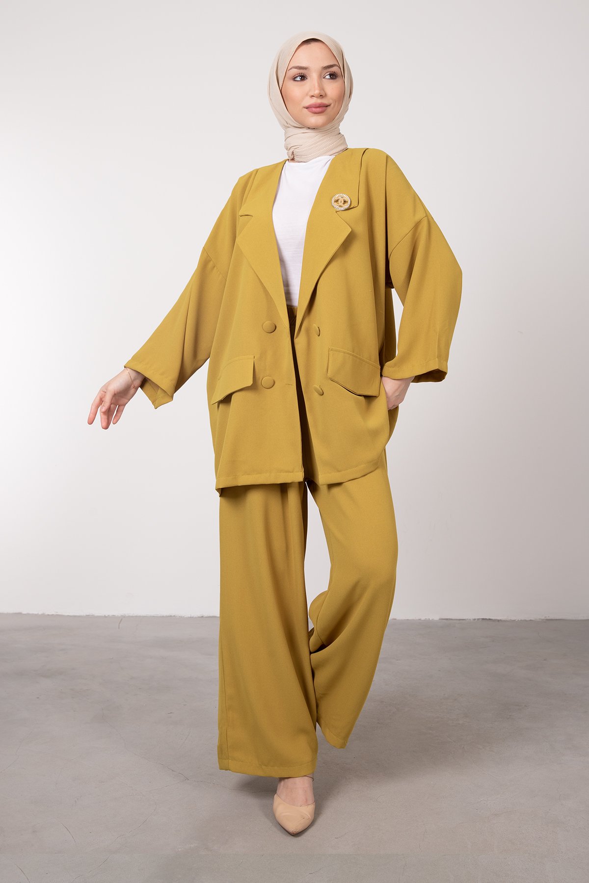 Oversize Kesim Broş Detaylı Tesettür Takım Hardal