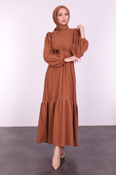 Kat Dikişli Kadife Fırfırlı Tesettür Elbise Camel
