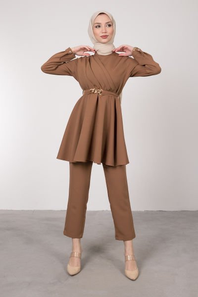 Kalın Zincir Motifli Çapraz Kloş Tunikli Tesettür Takım Camel