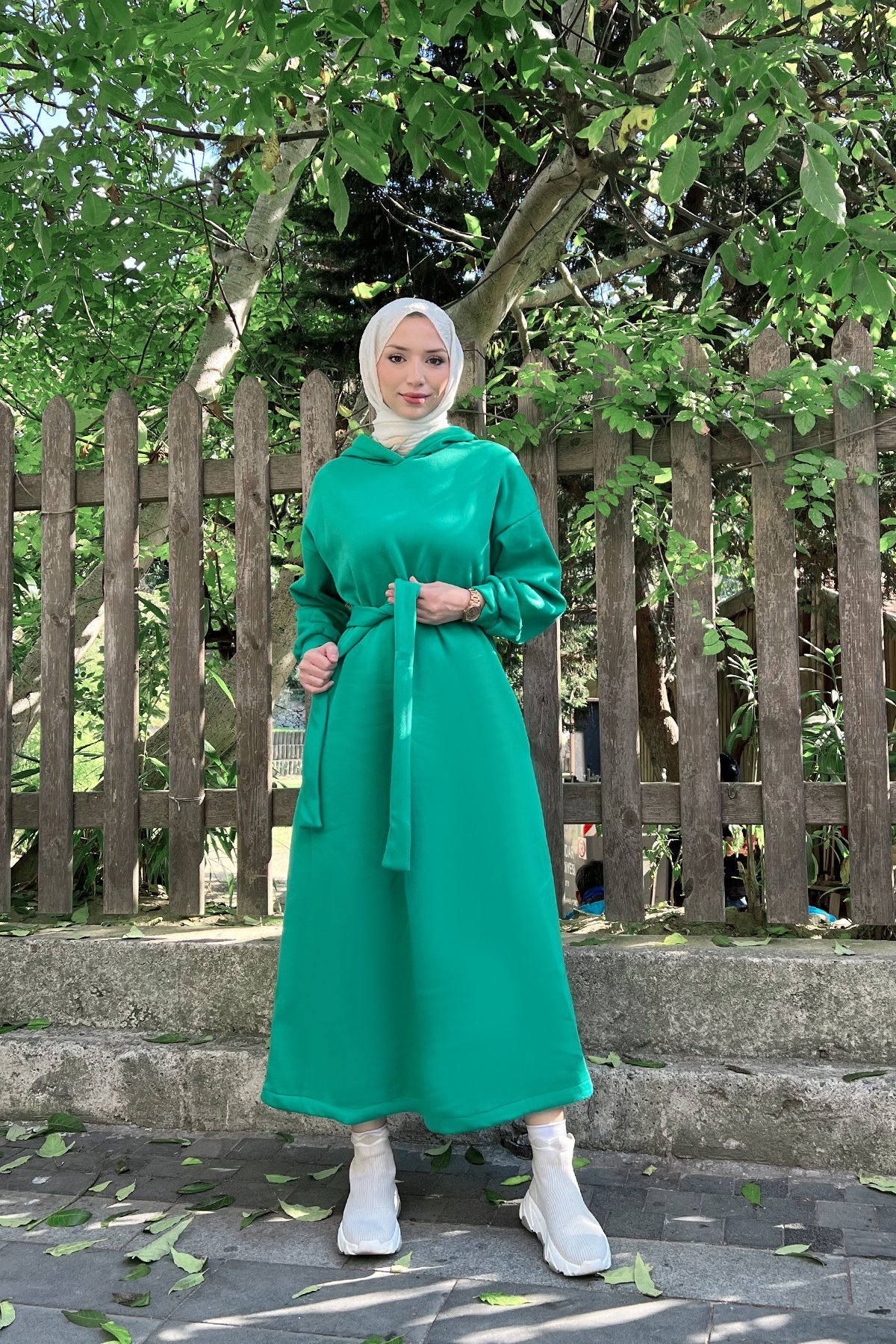 Kapüşonlu Seyyar Kuşaklı Tesettür Elbise Çim Yeşili