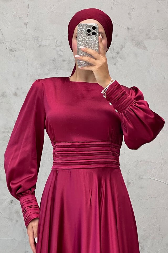 Beli ve Manşeti Mini Plise Dikişli Saten Abiye Bordo