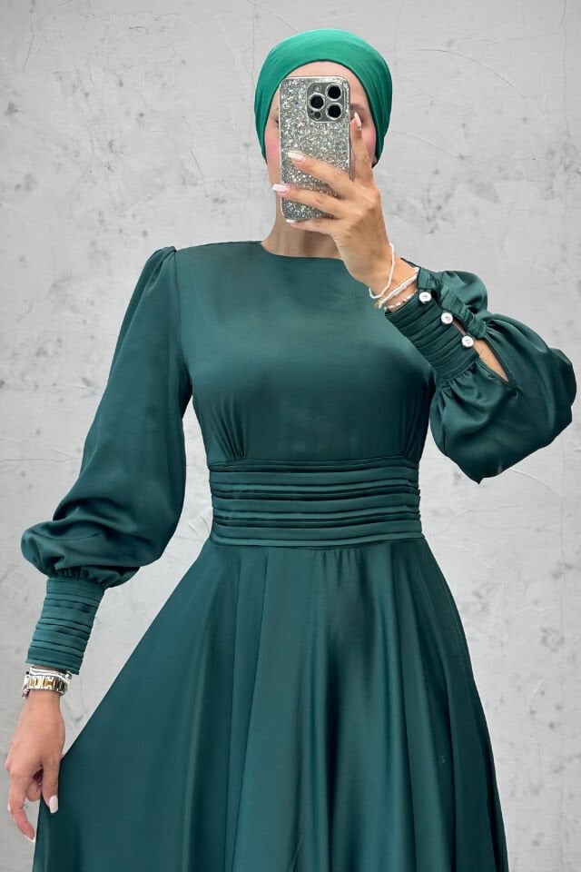 Beli ve Manşeti Mini Plise Dikişli Saten Abiye Zümrüt