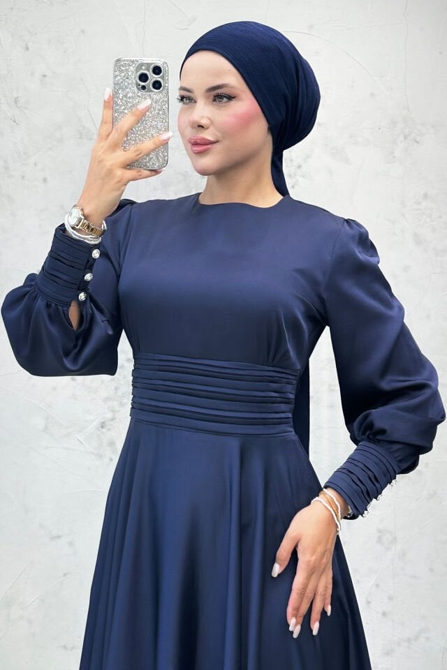 Beli ve Manşeti Mini Plise Dikişli Saten Abiye Lacivert
