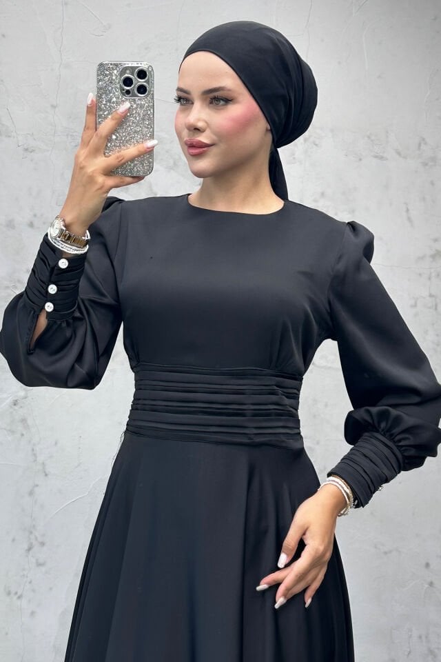 Beli ve Manşeti Mini Plise Dikişli Saten Abiye Siyah
