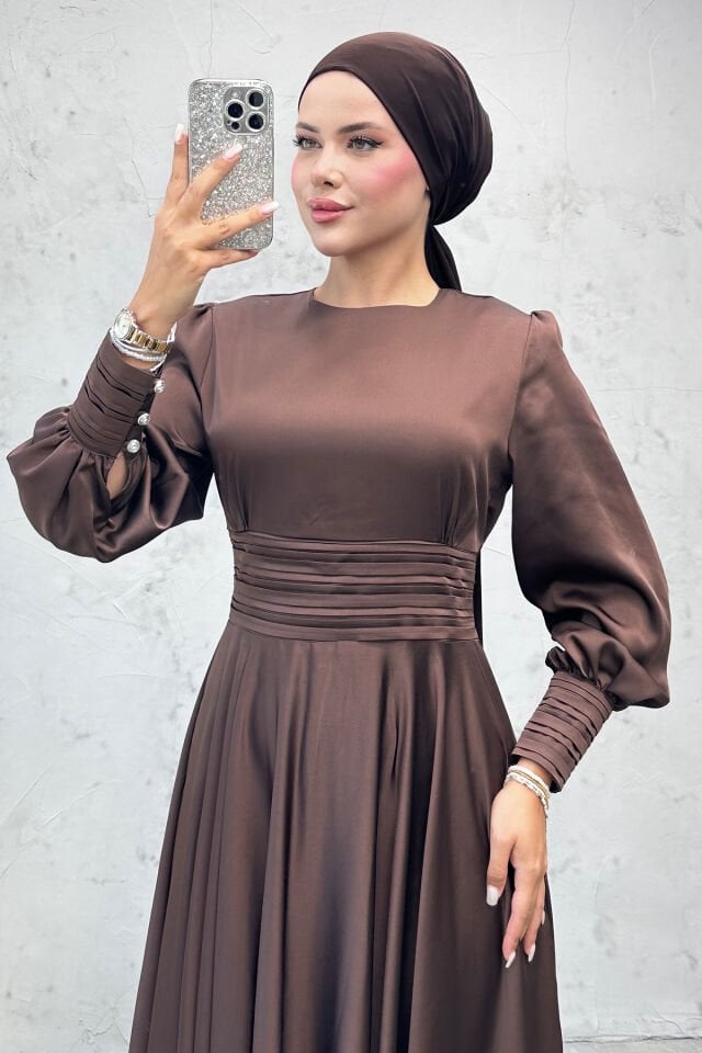 Beli ve Manşeti Mini Plise Dikişli Saten Abiye Kahverengi
