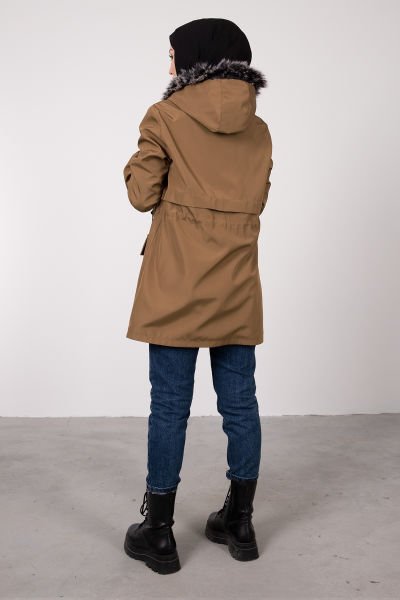 Kareli Cepli Kürklü Şapkalı Midi Boy Tesettür Parka Sütlü Kahve