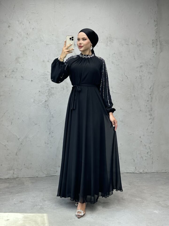 Boyun ve Kolları İşlemeli Şifon Kuşaklı Abiye Siyah