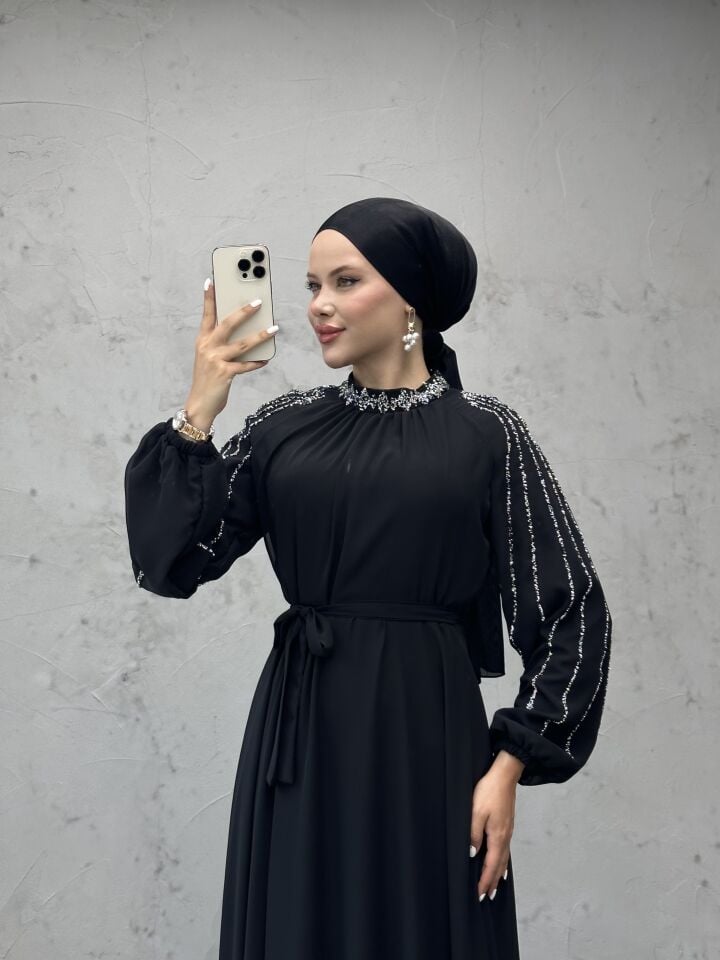 Boyun ve Kolları İşlemeli Şifon Kuşaklı Abiye Siyah
