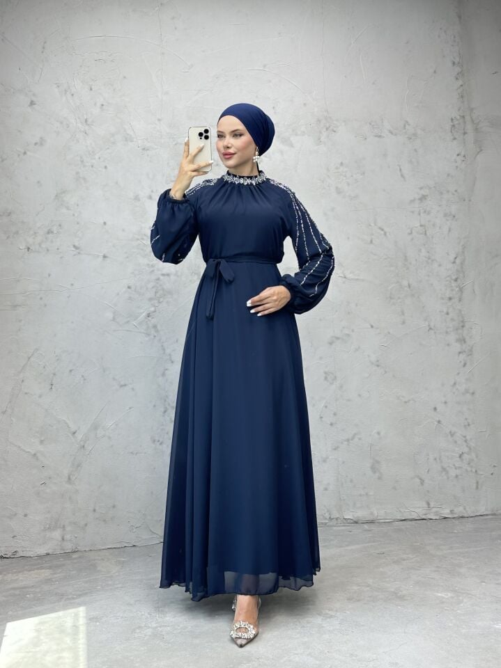 Boyun ve Kolları İşlemeli Şifon Kuşaklı Abiye Lacivert