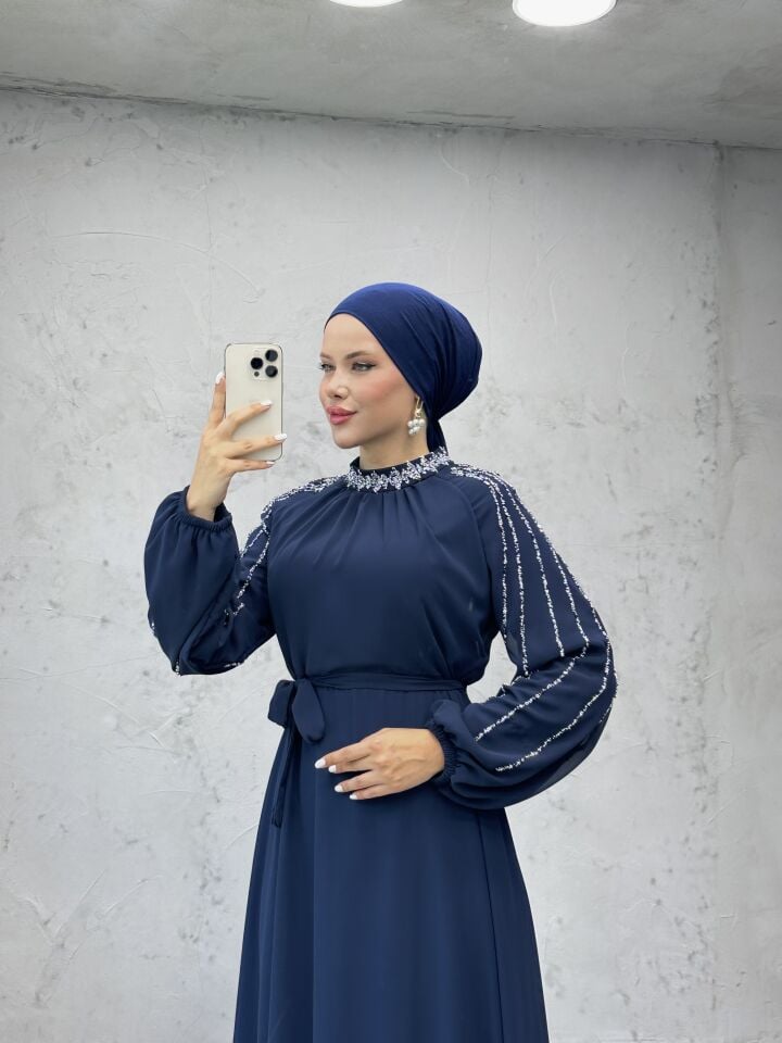 Boyun ve Kolları İşlemeli Şifon Kuşaklı Abiye Lacivert