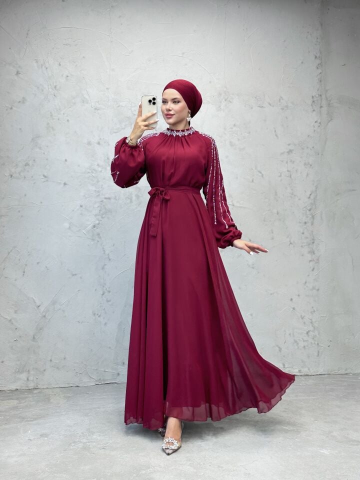 Boyun ve Kolları İşlemeli Şifon Kuşaklı Abiye Bordo
