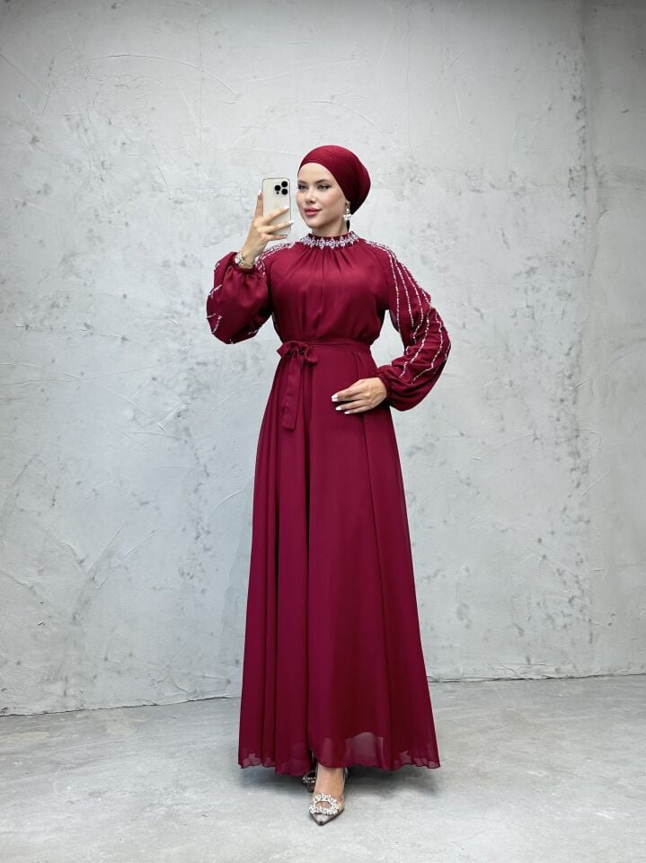 Boyun ve Kolları İşlemeli Şifon Kuşaklı Abiye Bordo