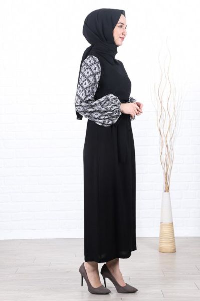 Kolları Desenli Kuşaklı Tesettür Elbise Siyah