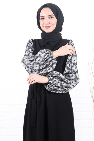 Kolları Desenli Kuşaklı Tesettür Elbise Siyah