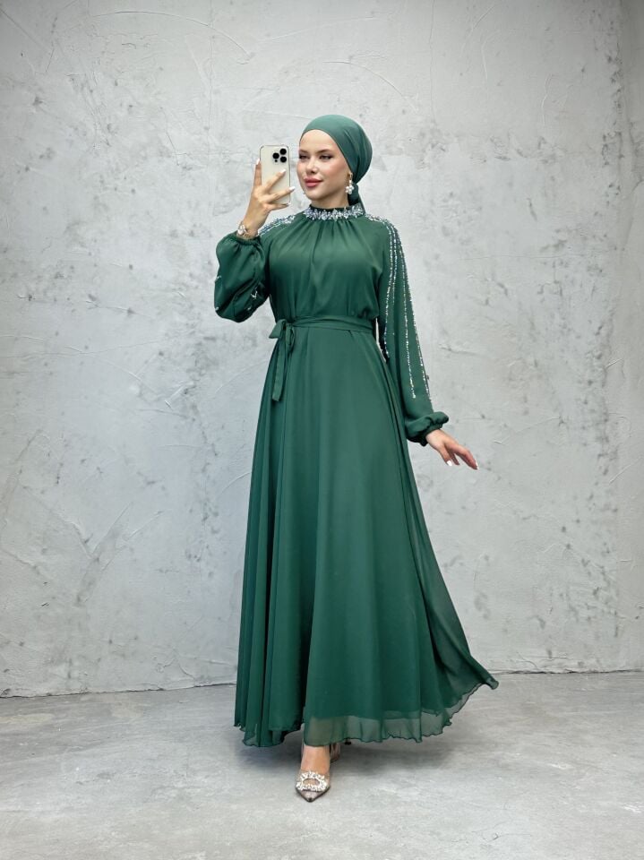 Boyun ve Kolları İşlemeli Şifon Kuşaklı Abiye Zümrüt