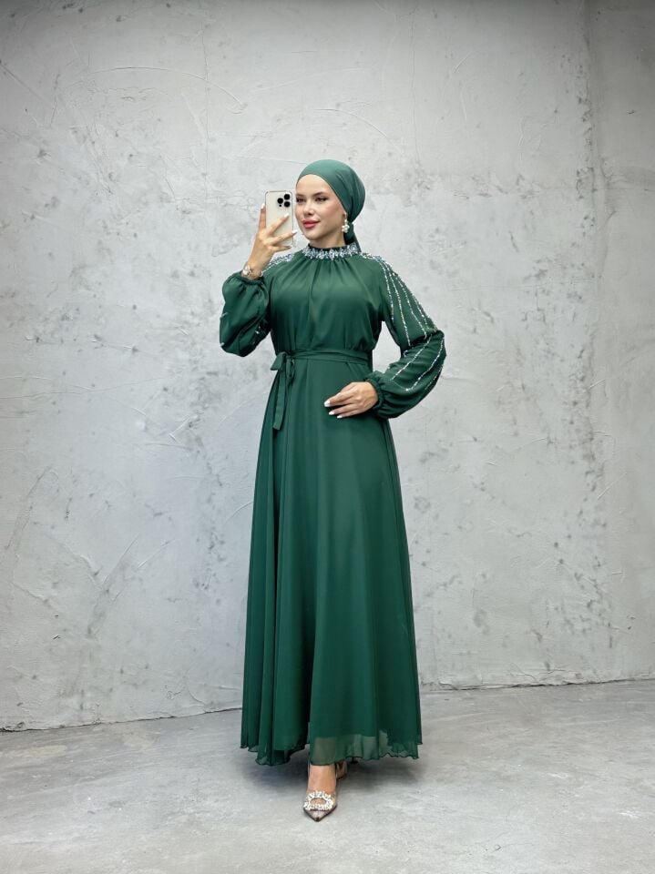 Boyun ve Kolları İşlemeli Şifon Kuşaklı Abiye Zümrüt