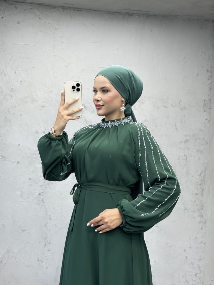 Boyun ve Kolları İşlemeli Şifon Kuşaklı Abiye Zümrüt
