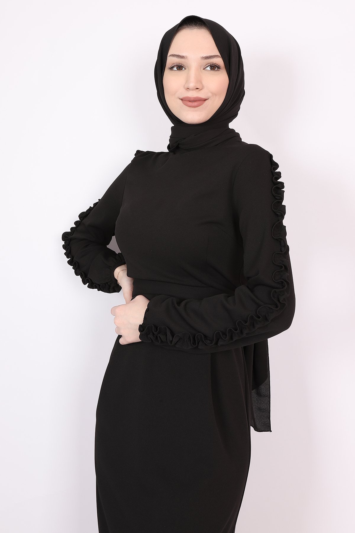 Kolları Büzgü Fırfır Detaylı Tesettür Elbise Siyah