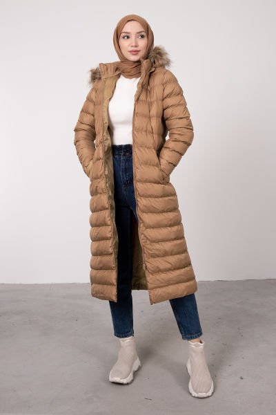 Şeritli Dikişli Kürklü Şapkalı Tesettür Şişme Mont Camel