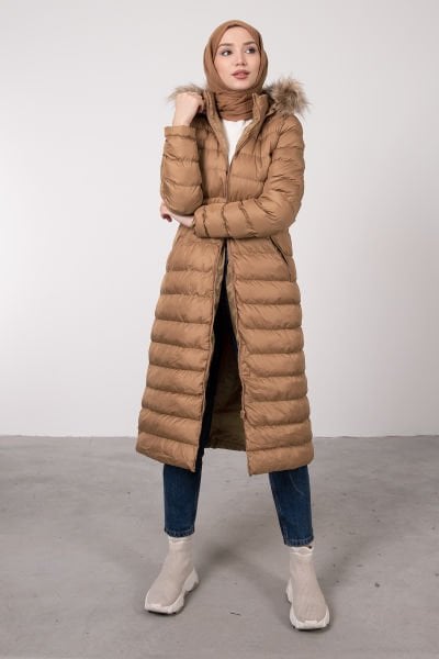 Şeritli Dikişli Kürklü Şapkalı Tesettür Şişme Mont Camel