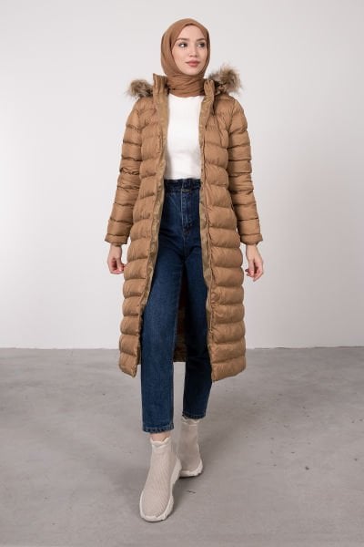 Şeritli Dikişli Kürklü Şapkalı Tesettür Şişme Mont Camel