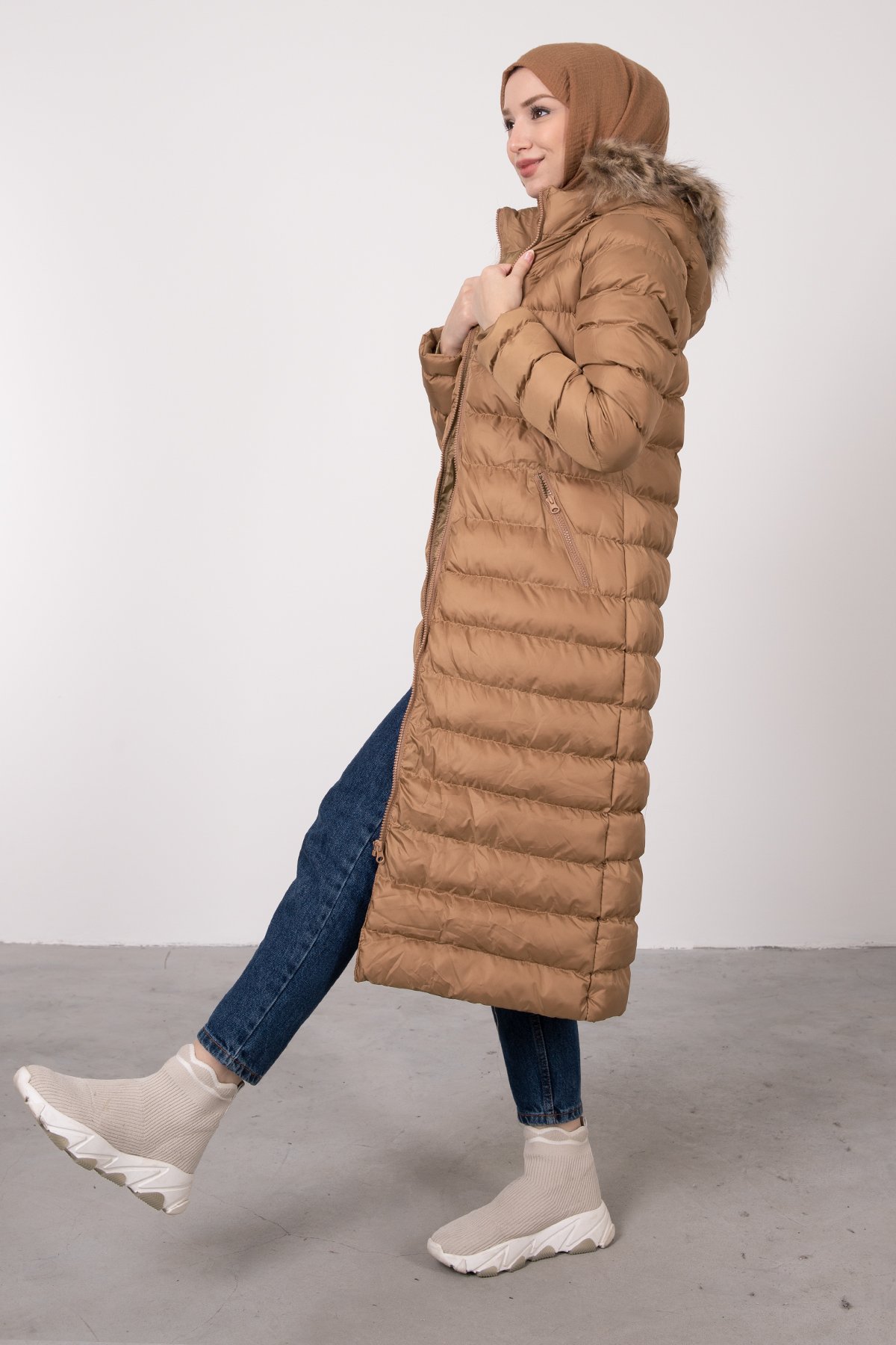 Şeritli Dikişli Kürklü Şapkalı Tesettür Şişme Mont Camel