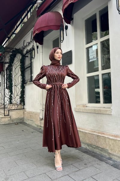 Simli Akışkan Dalgalı Saten Tesettür Abiye Kahverengi