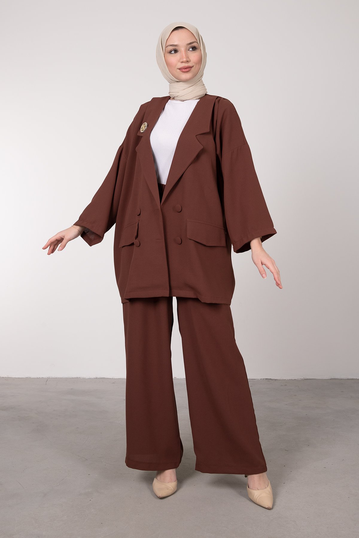 Oversize Kesim Broş Detaylı Tesettür Takım Kahverengi
