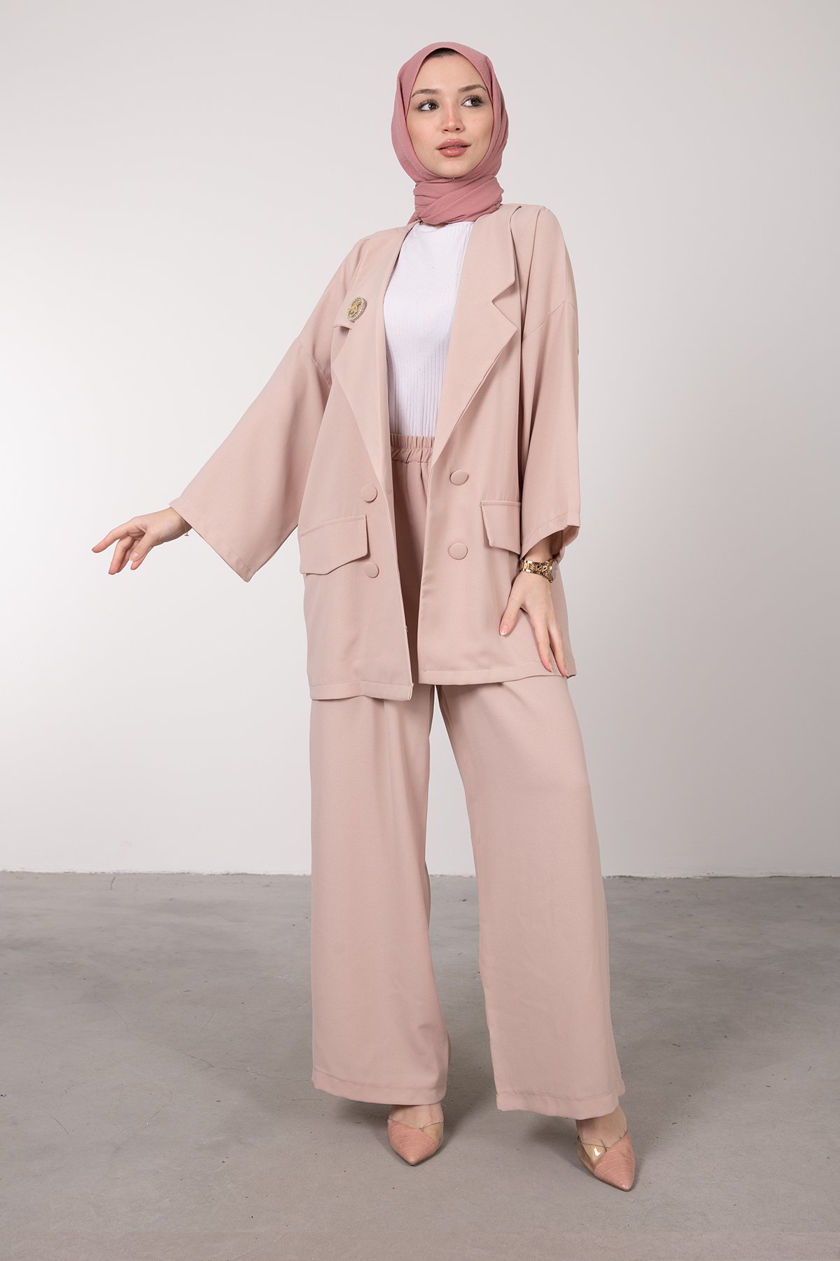 Oversize Kesim Broş Detaylı Tesettür Takım Vizon