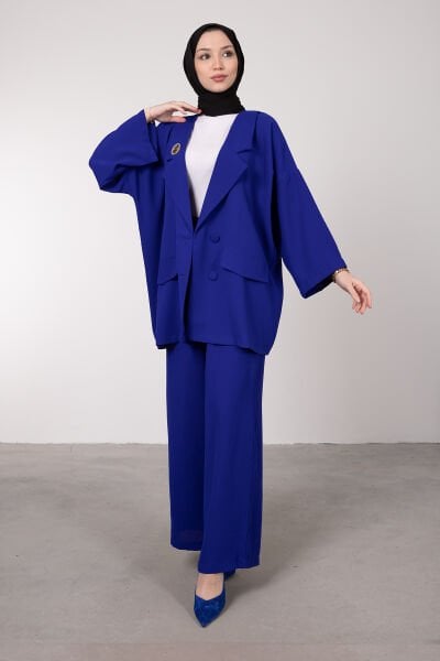 Oversize Kesim Broş Detaylı Tesettür Takım Saks