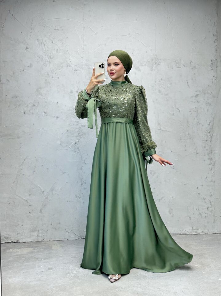 Boyun ve Kolları İşlemeli Şifon Kuşaklı Abiye Haki