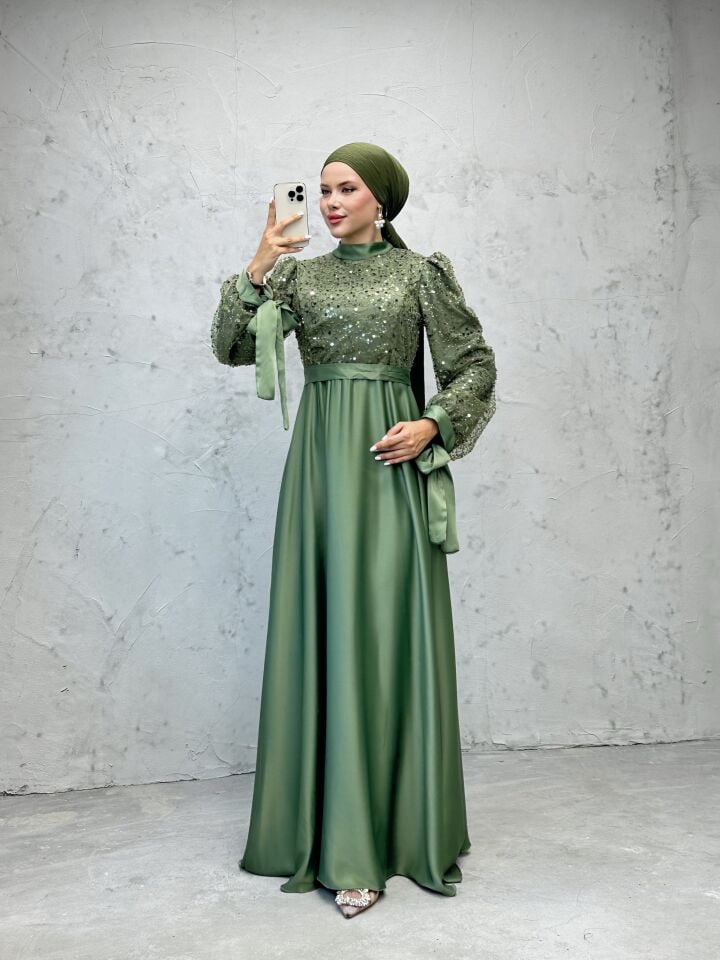 Boyun ve Kolları İşlemeli Şifon Kuşaklı Abiye Haki