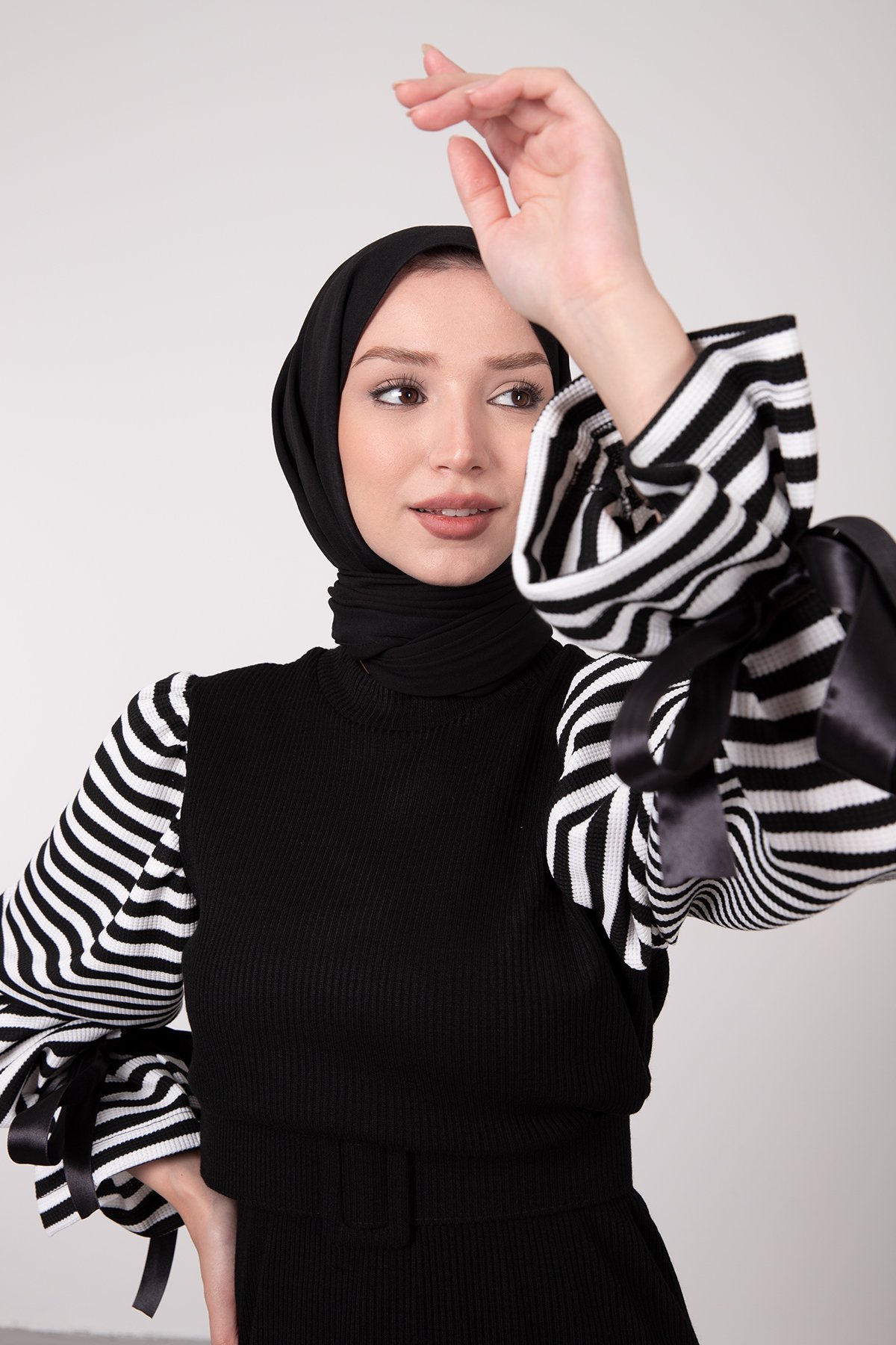 Çizgili Örme Triko Balon Kol Detaylı Tesettür Elbise Siyah