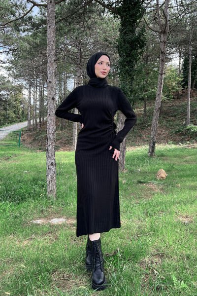 Çizgili Kumaş Belden Büzgülü Tesettür Triko Elbise Siyah