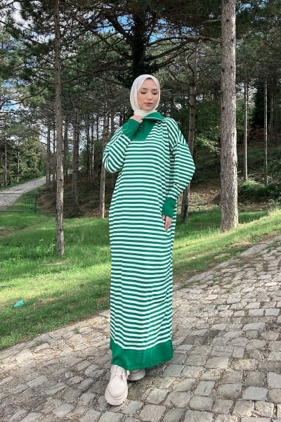 Yatay Çizgili Fermuarlı Tesettür Triko Elbise Çim Yeşili